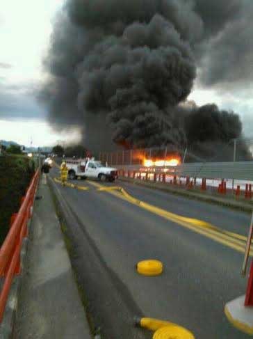 Cierran la México-Tuxpan por incendio en toma clandestina