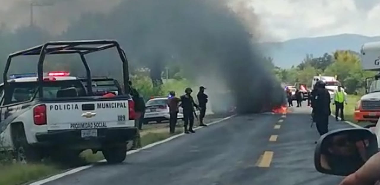 Camioneta termina calcinada tras volcar en la federal a Tehuacán