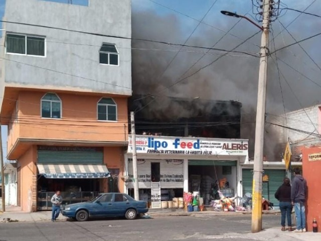 VIDEO Se incendia casa en municipio de Tlaxcala, no hay lesionados