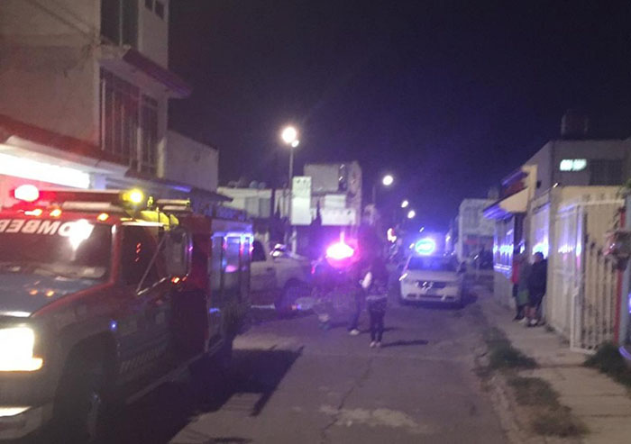 Jóvenes rescatan a niña y abuelito de incendio en Bosques, en Puebla capital