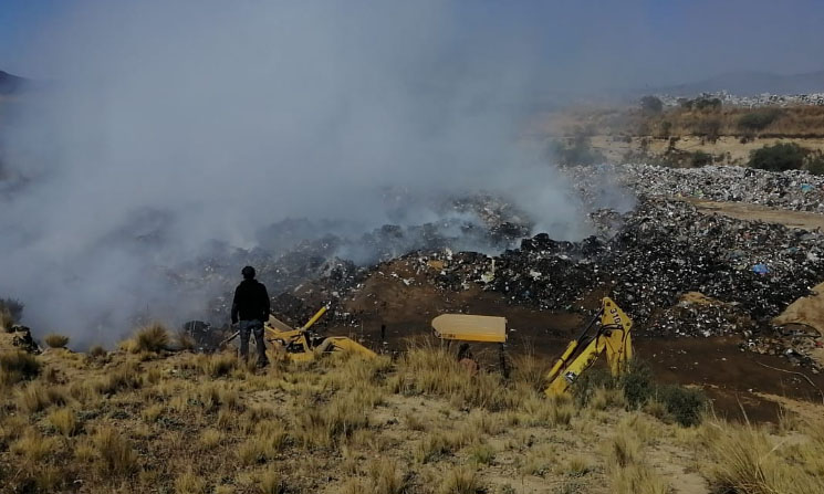 Extinguen incendio en relleno sanitario de Cuyoaco