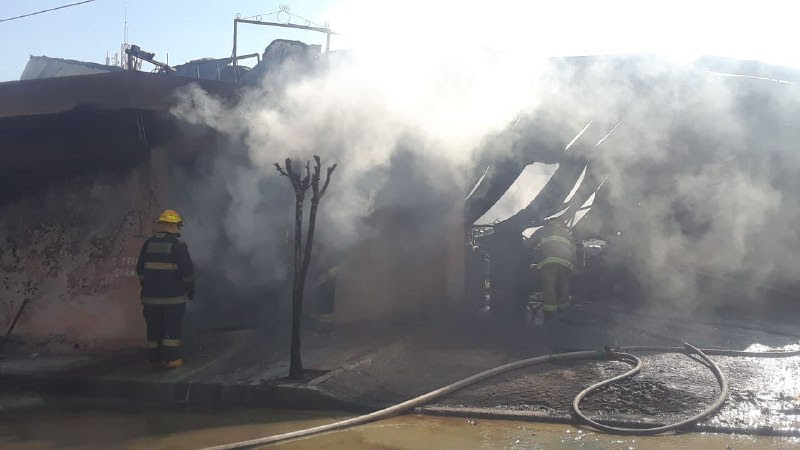 Extinguen incendio en almacén de Tlaxcalancingo