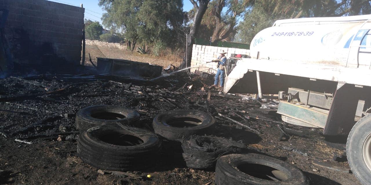 Incendios en Acatzingo y Palmar de Bravo dejan daños materiales