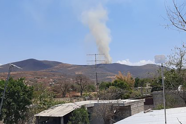 Denuncian ciudadanos que autoridades de Tepexco ignoran incendio en cerro Calmeca 
