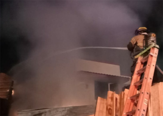 Fuego calcina bodega con madera en Arboledas de Loma Bella