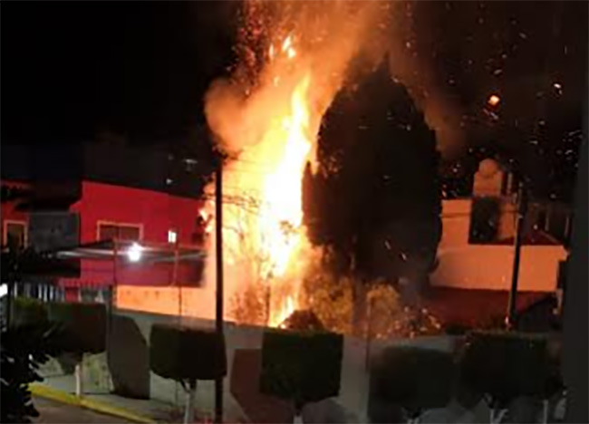 Árbol alcanzado por pirotecnia se incendia dentro de una casa en Texmelucan