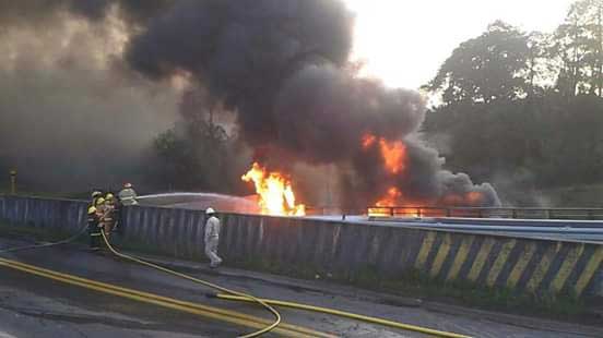 Cierran la México-Tuxpan por incendio en toma clandestina
