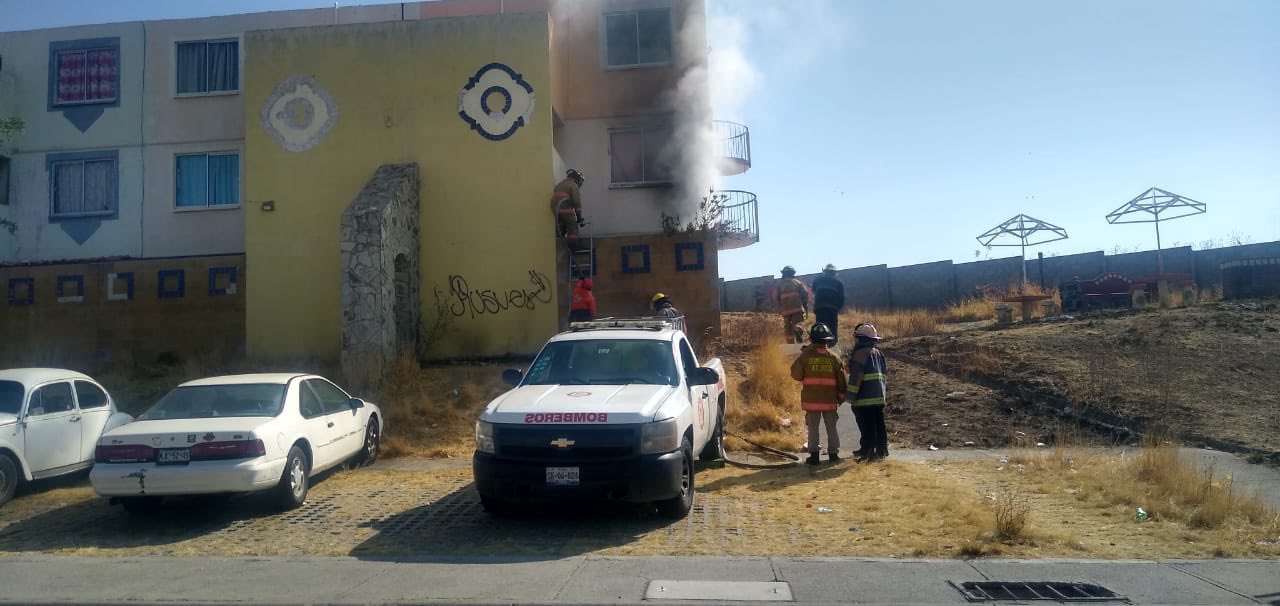 Aparatoso incendio mueve a cuerpos de seguridad entre Atlixco con Tianguismanalco