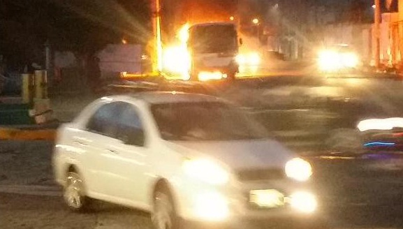 Autobús de Erco se incendia en Atlixco; no hay heridos