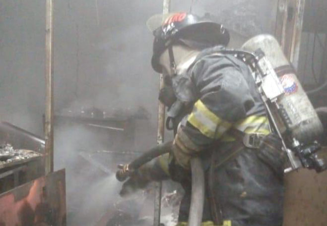 Bomberos sofocan incendio en casino de Plaza Angelópolis