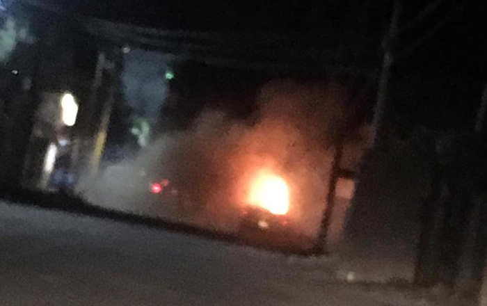 Se incendia camioneta en pleno bulevar en Tepeaca