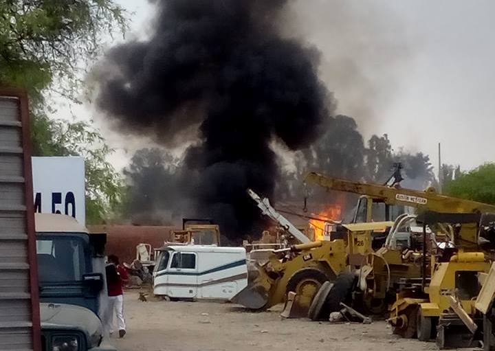 Siniestro deja daños materiales en taller de grúas de Tehuacán