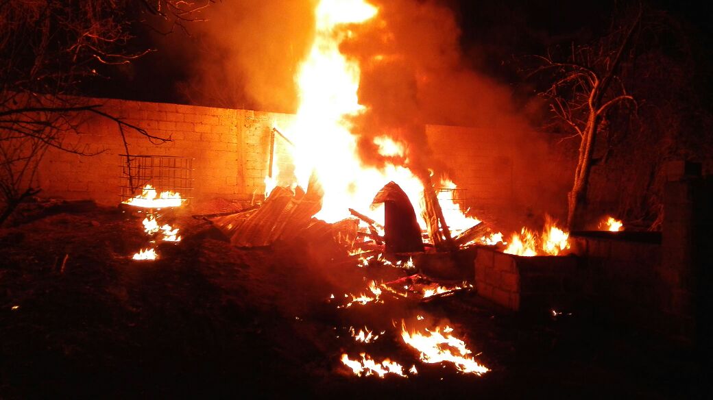 Fuego consume bodega de combustible robado en Zacatlán