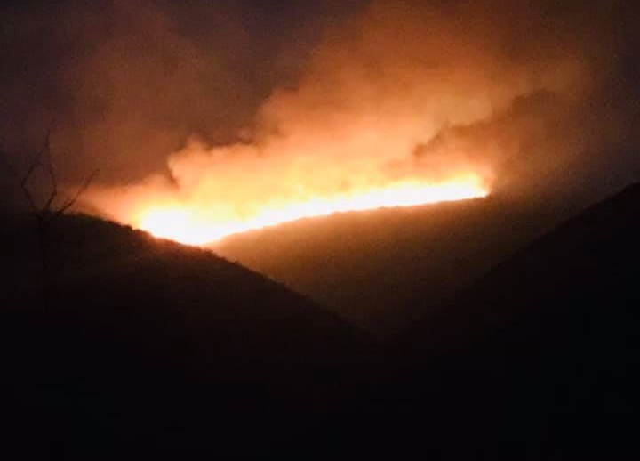 Sin control, incendio consume por más de 9 horas cerro en Tlacotepec