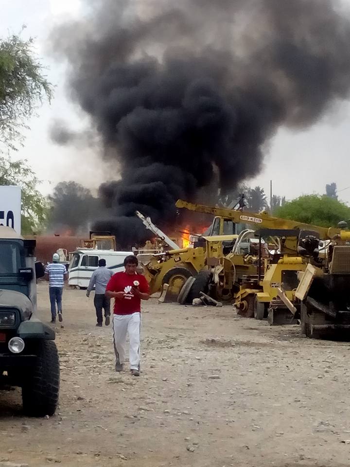 Siniestro deja daños materiales en taller de grúas de Tehuacán