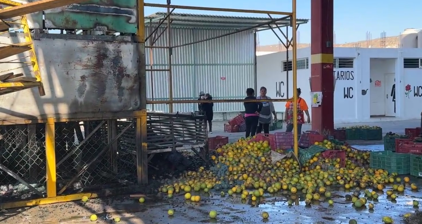 Se incendia puesto de frutas en el mercado Revolución en Izúcar