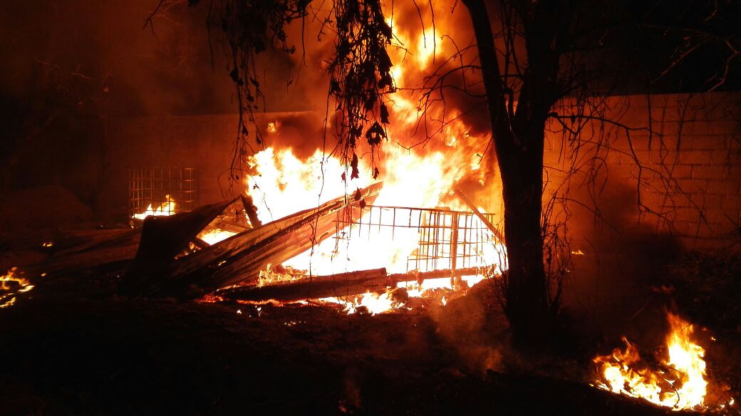 Fuego consume bodega de combustible robado en Zacatlán