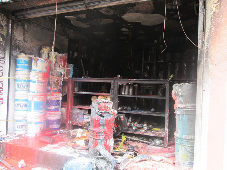 Afecta incendio un negocio de pinturas en Huauchinango