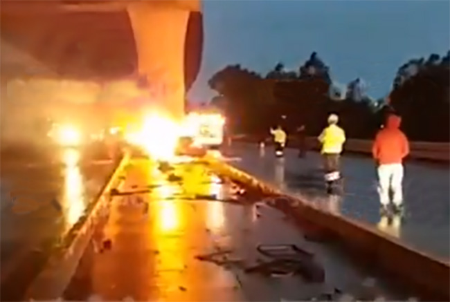 Se incendia auto tras chocar en la México-Puebla