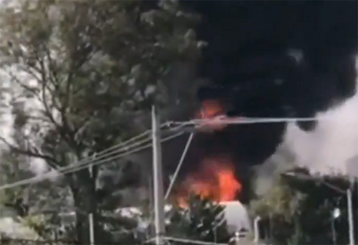 VIDEO Fuego consume bodega de plásticos en Lomas de Castillotla, Puebla