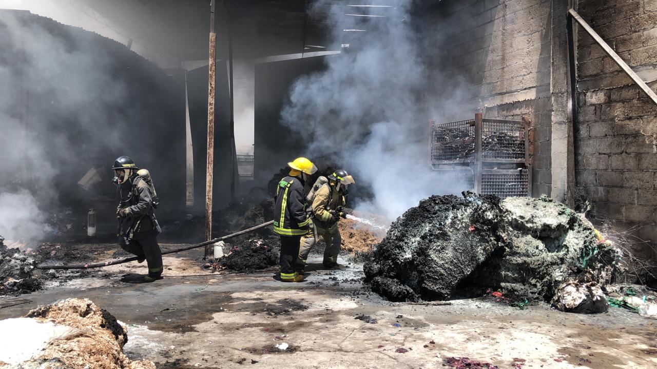 Sofocan incendio de bodega en la colonia El Salvador