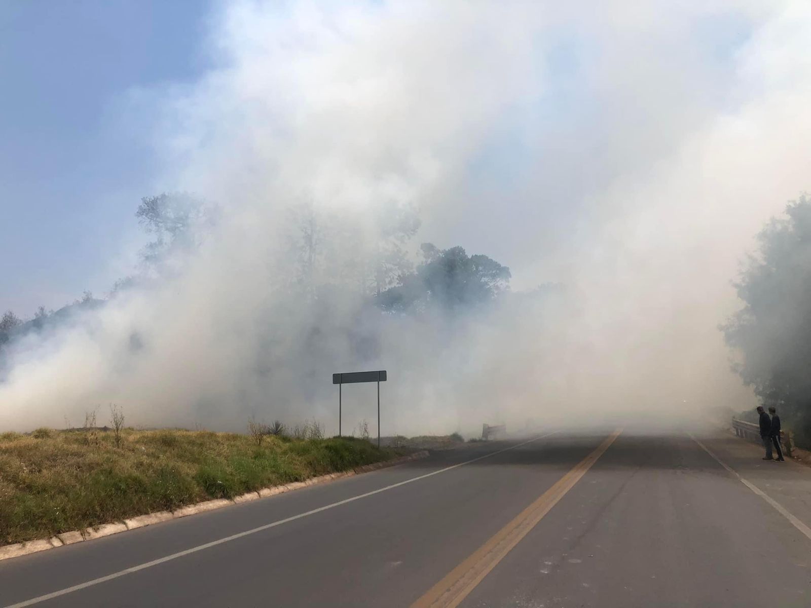Por humo de incendio forestal suspenden circulación en la Zacatlán-Chignahuapan
