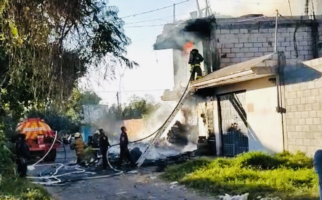 En Atlixco incendio consume gran parte de vivienda