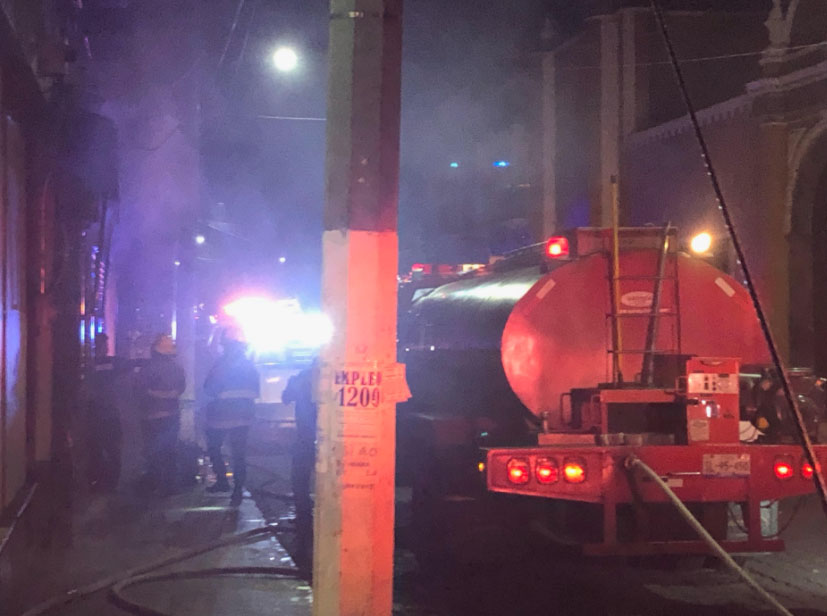 Evitan bomberos de Atlixco incendio en tienda deportiva en Atlixco