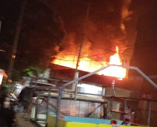 Voraz incendio se registra en bodega de materiales en Tehuacán