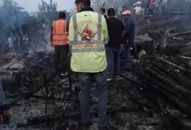 Fuego calcina dos viviendas en Huauchinango