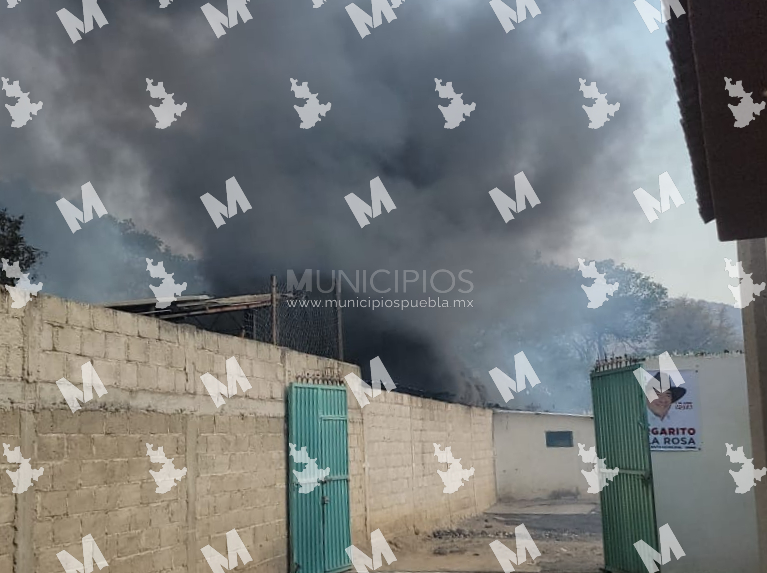 Se incendia casa donde reciclaban cartón en Amozoc