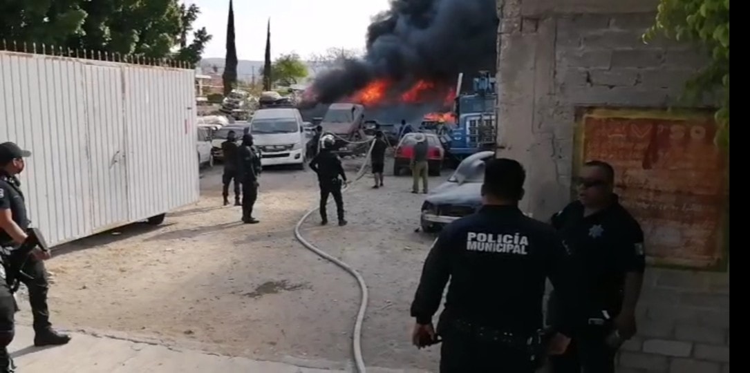 Más de 20 vehículos siniestrados dejó incendio en corralón de Tehuacán 