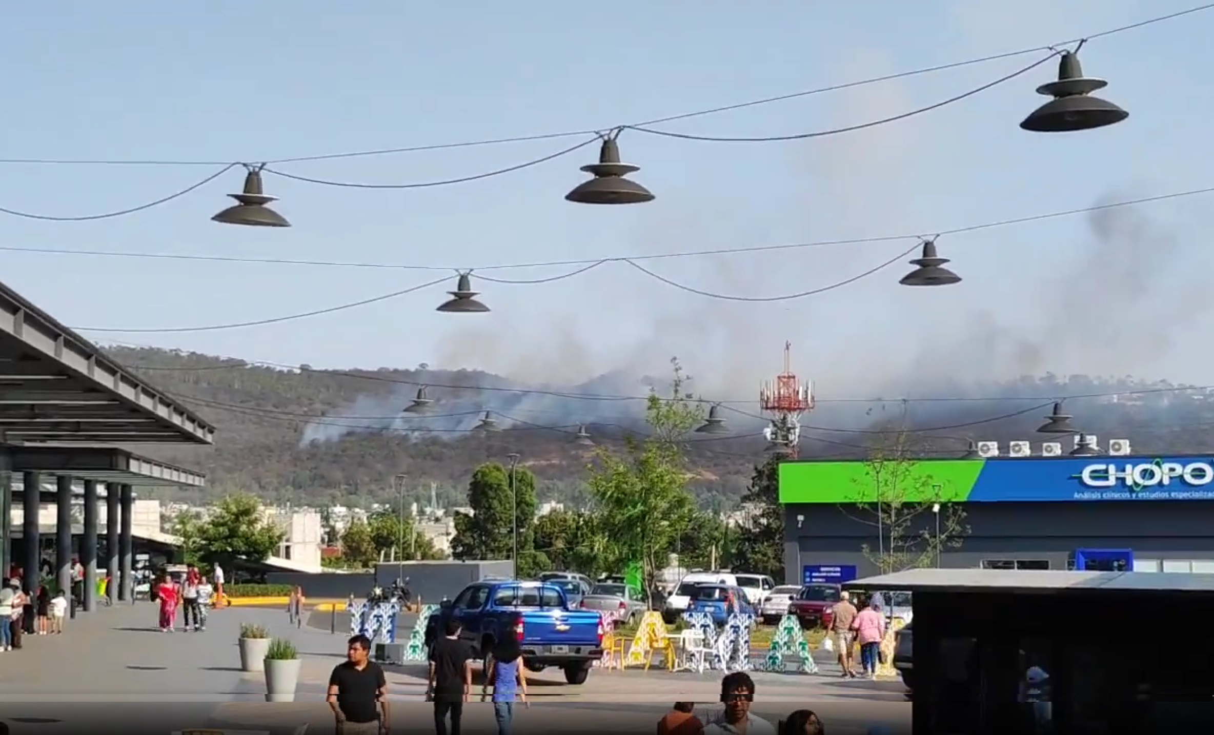 VIDEO Incendio en Flor del Bosque avanza hacia la zona habitada de Puebla
