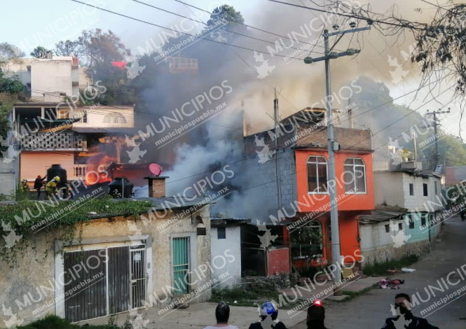 Incendio consume cuatro viviendas en Huauchinango