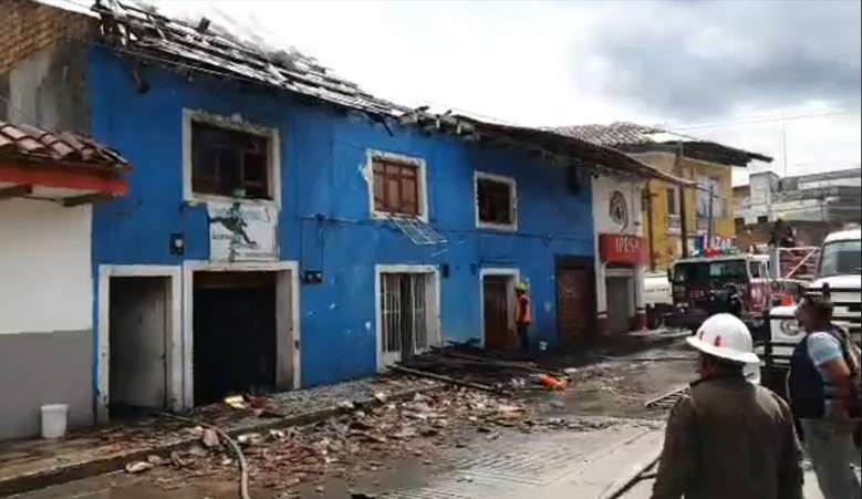 En minutos, incendio consume casa en centro de Huauchinango