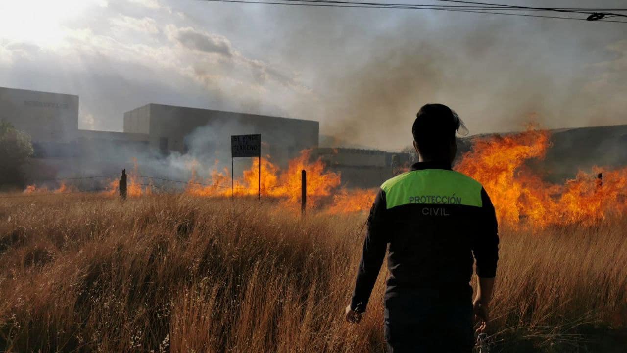 Autoridades sofocan incendio en Huejotzingo