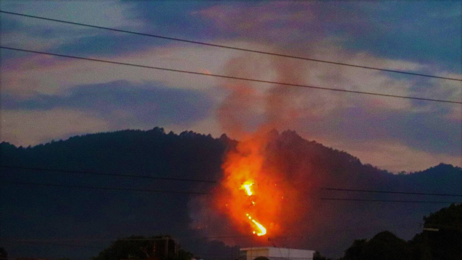 Incendio forestal alerta a vecinos de Huauchinango