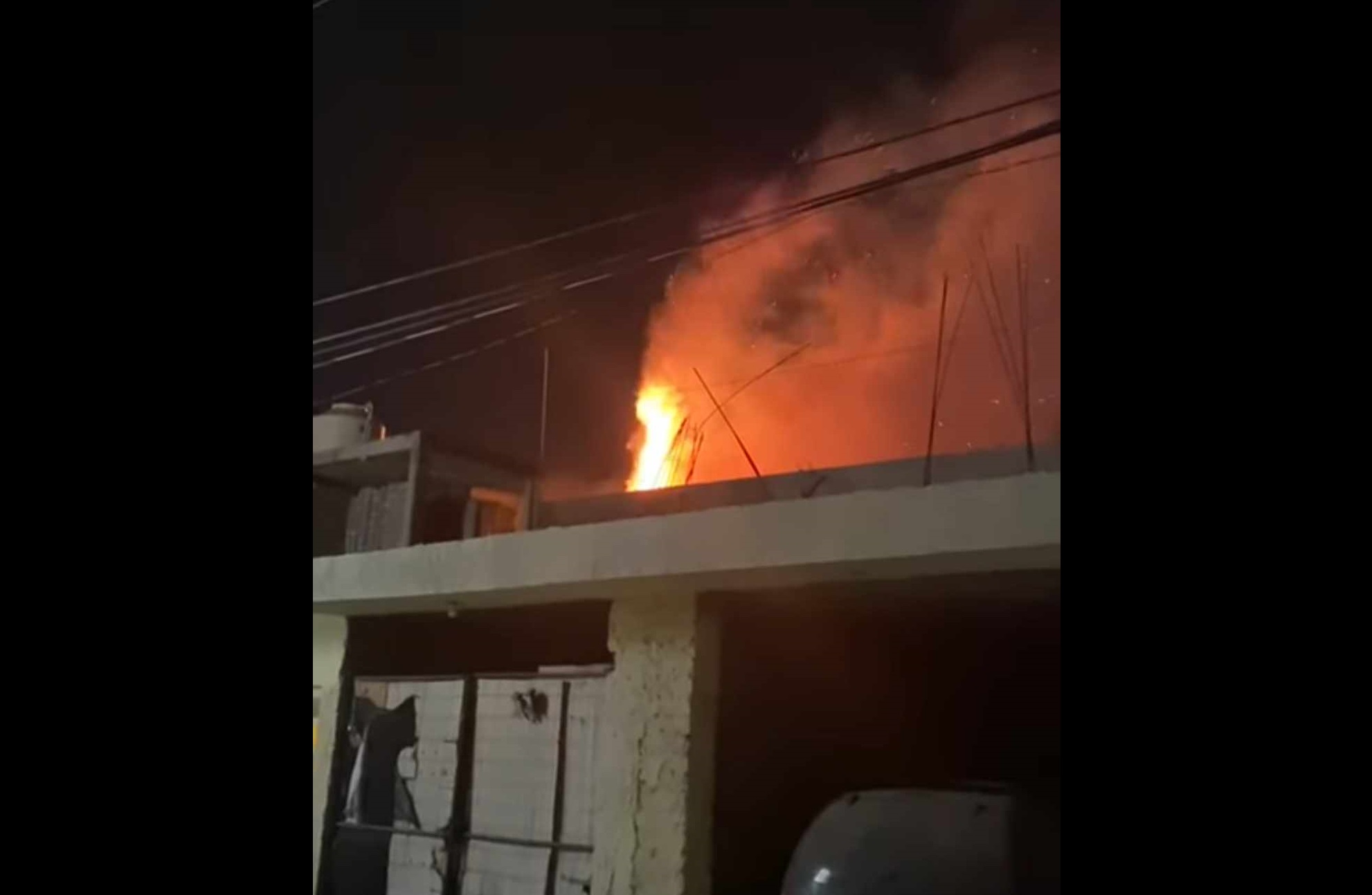 Cae rayo al interior de una casa en Tehuacán e incendia árbol