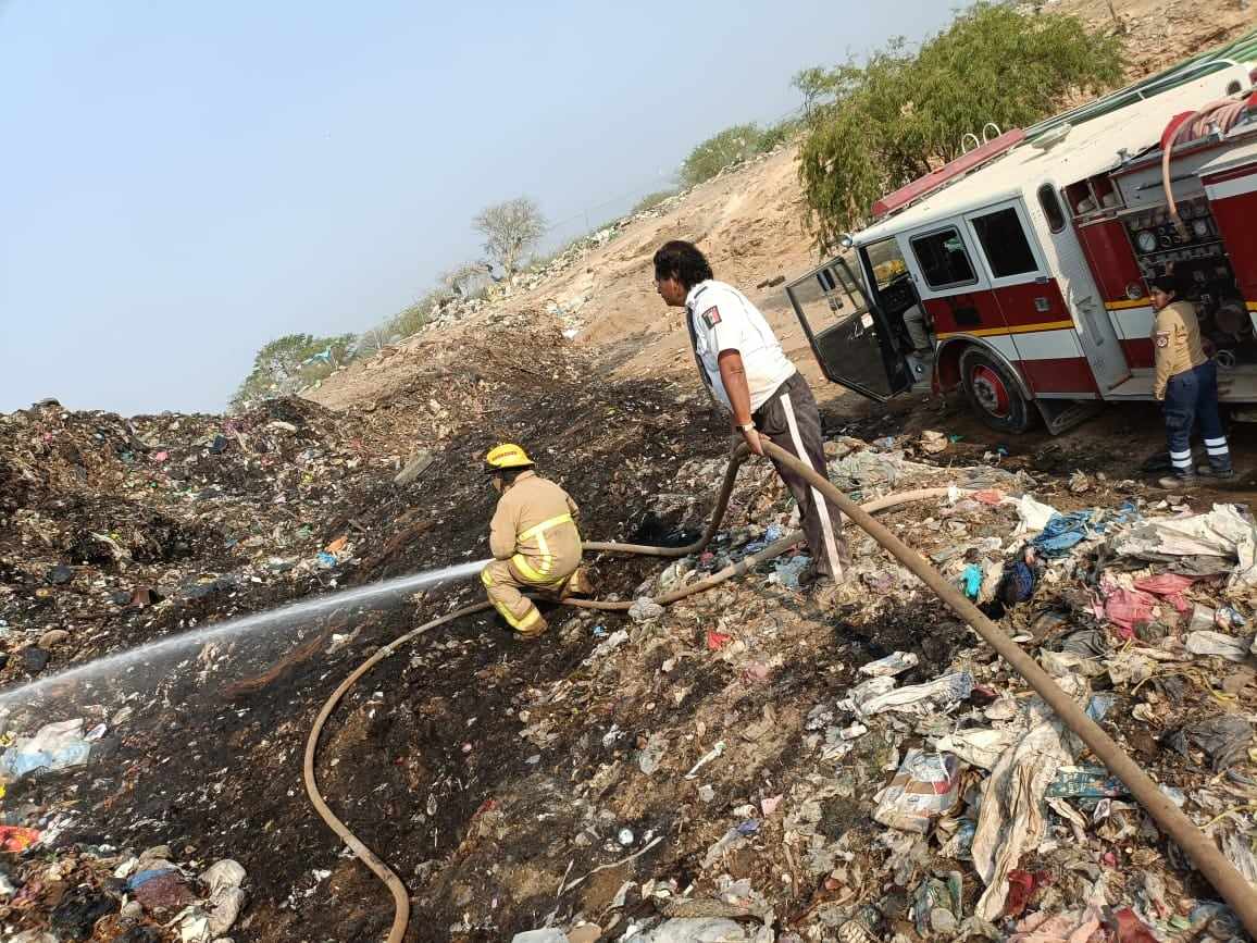 Continúan los trabajos para sofocar el incendio del relleno sanitario de Ajalpan