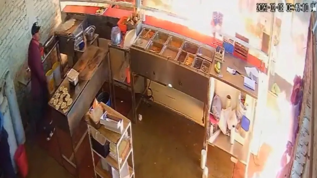 VIDEO Incendian taquerías tras asaltarlas en Celaya