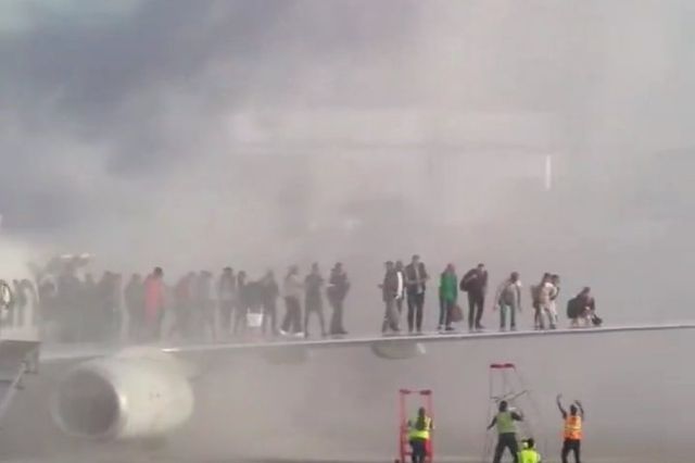 Se incendian ruedas de avión en Denver; seis personas resultan heridas