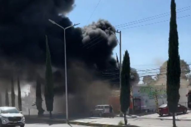 Incendio en Calzada Zavaleta cierra vialidad por varias horas