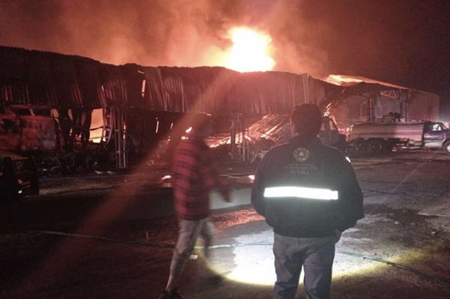 Fuerte incendio en San Matías Tlalancaleca causa cierre de la carretera México-Puebla