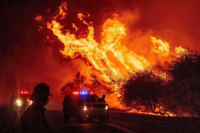 Incendio en California obliga a evacuar a 30 mil personas y destruye 500 hectáreas