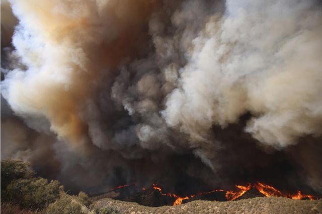 Nuevo incendio forestal en California desata evacuaciones masivas cerca de Los Ángeles