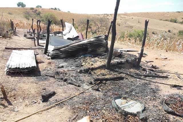 Incendio deja sin casa a 10 personas en Tepexi de Rodríguez