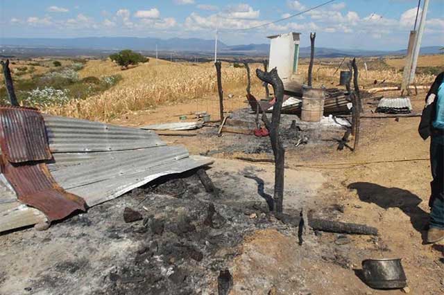Incendio deja sin casa a 10 personas en Tepexi de Rodríguez