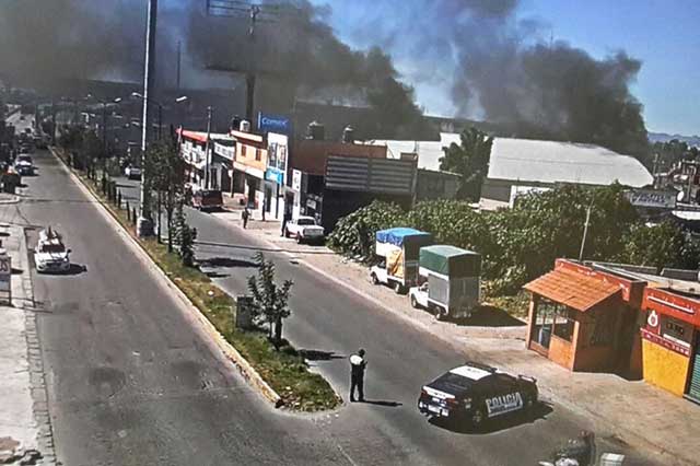 Evacuan Escuela por Incendio en una recicladora en Santa Rosa