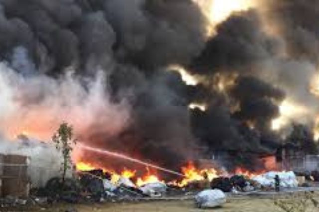 Se incendia corralón de Lomas de San Miguel