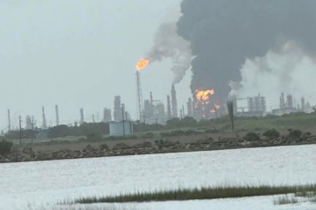 Fuego en planta de Marathon en Texas obliga a emitir alerta sanitaria 